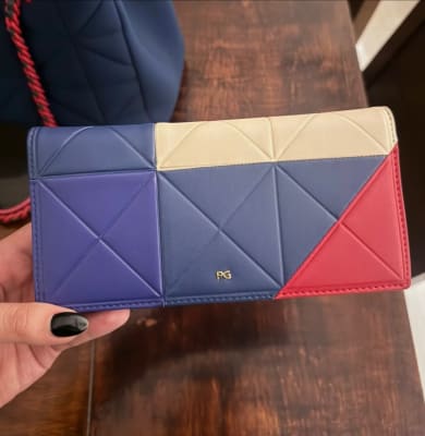 Billetera Purificacion Garcia Cuero Azul beige y rojo