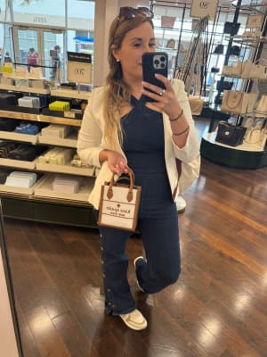 Cartera Kate Spade tote pequeño rectangular vertical beige con camel1