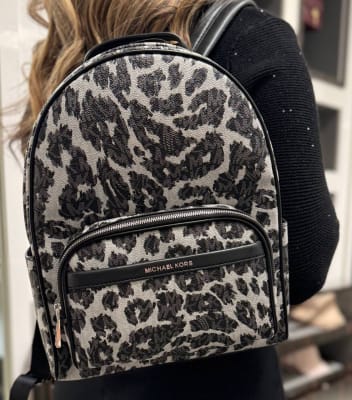 Mochila Michael Kors Mediana cheetah negro