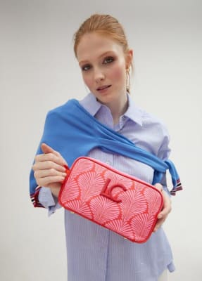 Estuche Lola Casademunt Neceser nylon con estampado conchas en rosa y naranja