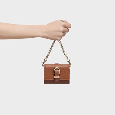 Billetera Tous Colgante con broche de cuero Camel1