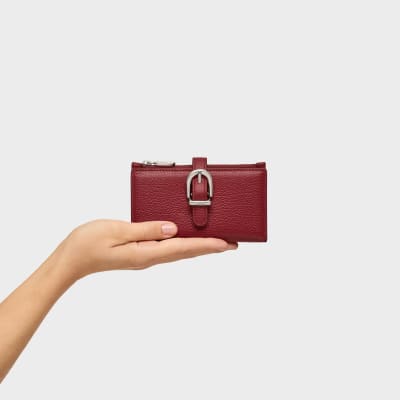 Billetera Tous Grande con broche de cuero Cherry1