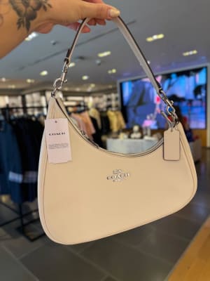 Cartera Coach Twisted Teri Media Luna Cuero Blanca1