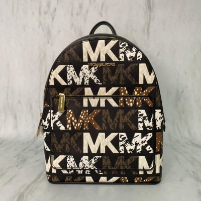 Mochila Michael Kors Adina negra letras animal print1