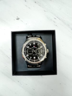Reloj Hombre Tommy Hilfiger correa metalica fondo negro1