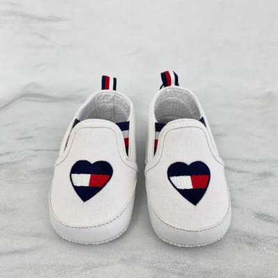 Zapatillas Tommy Hilfiger Kids tipo panchitas blanco diseño corazon1