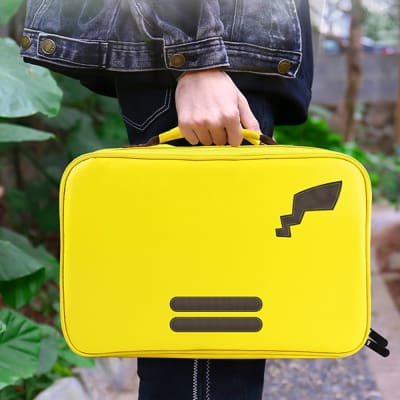 Pack Maleta para Nintendo Switch y Oled Pikachu Amarillo + Cargador Original