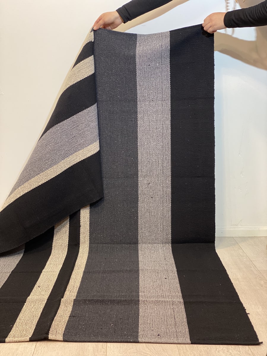 Alfombra Negra Lineas Grises | La Batea Deco