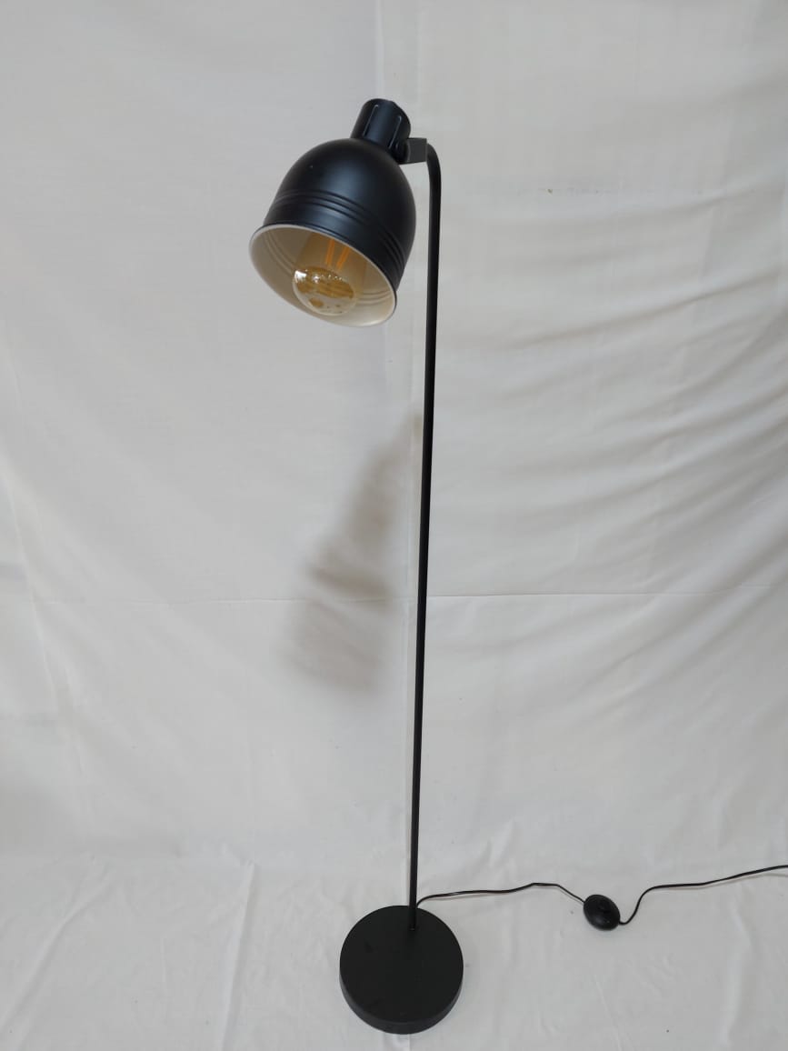 Lampara Negra de Pie | La Batea Deco