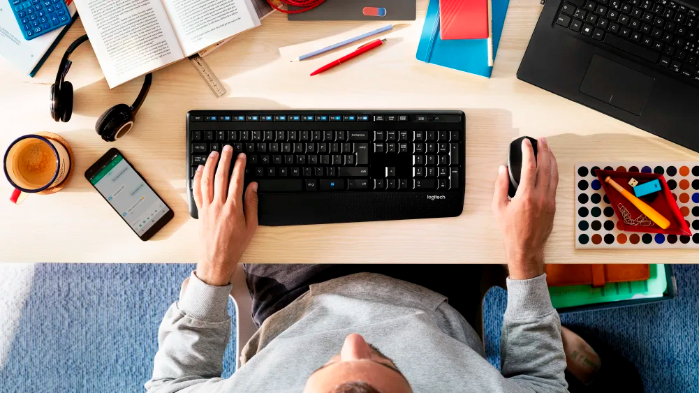 Un niño sentado en el teclado de una computadora  Descripción generada automáticamente con confianza media