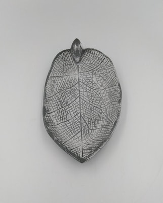 BANDEJA DE MADERA CHICA HOJA GRIS1