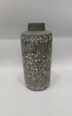 JARRON DE CEMENTO CON MANCHAS BLANCO Y NEGRO MEDIANO1