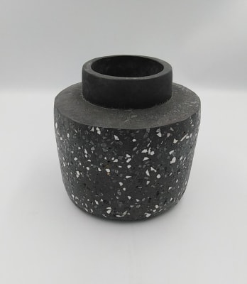 JARRON DE CEMENTO CON MANCHAS BLANCO Y NEGRO1