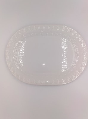 BANDEJA PLANA OVALADA BLANCA ENTALLADA CON PUNTOS1