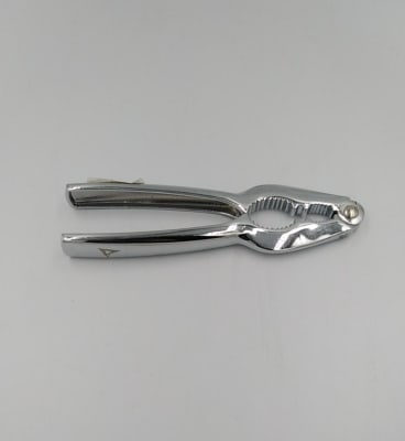 CASCANUECES DE METAL1