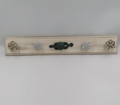 COLGADOR DE MADERA PARED BLANCO BOTONES VERDE Y GRIS GRANDE1