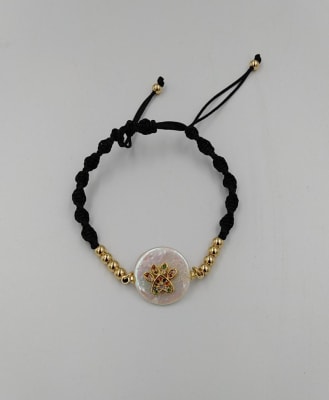 PULSERA TEJIDA NEGRA CON DIJE DE COLORES1