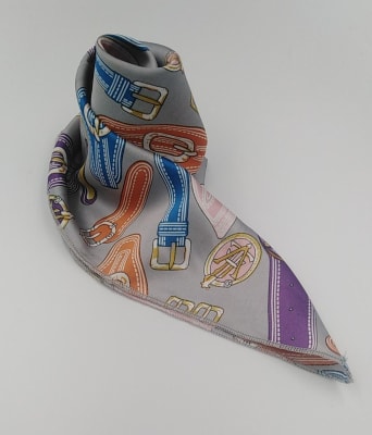 PAÑUELO CHICO GRIS CON CINTURONES DE COLORES1