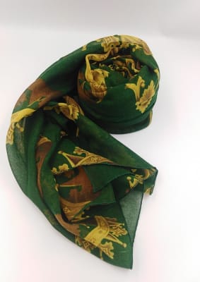 PAÑUELO GRANDE VERDE CON FIGURAS DORADAS1