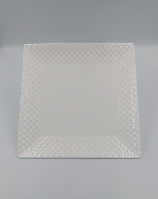 PLATO DE FONDO BLANCO CON CUADRITOS1