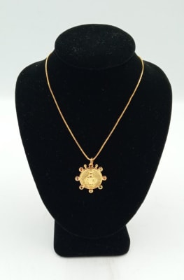 COLLAR LISO DORADO CON MEDALLA DE PUNTOS DE COLORES VIRGEN DE LOS RAYOS1