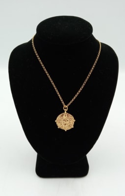 CADENA TEJIDA FINA CON SAN BENITO DORADA1