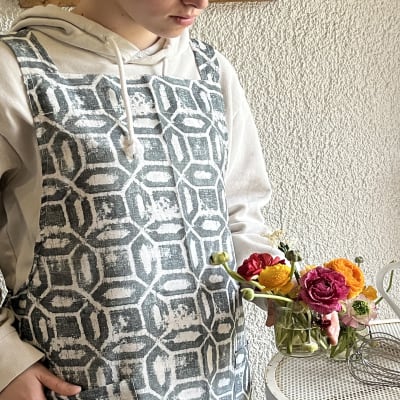 CHELSEA GREY DELANTAL ANTIMANCHAS