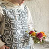 CHELSEA GREY DELANTAL ANTIMANCHAS1