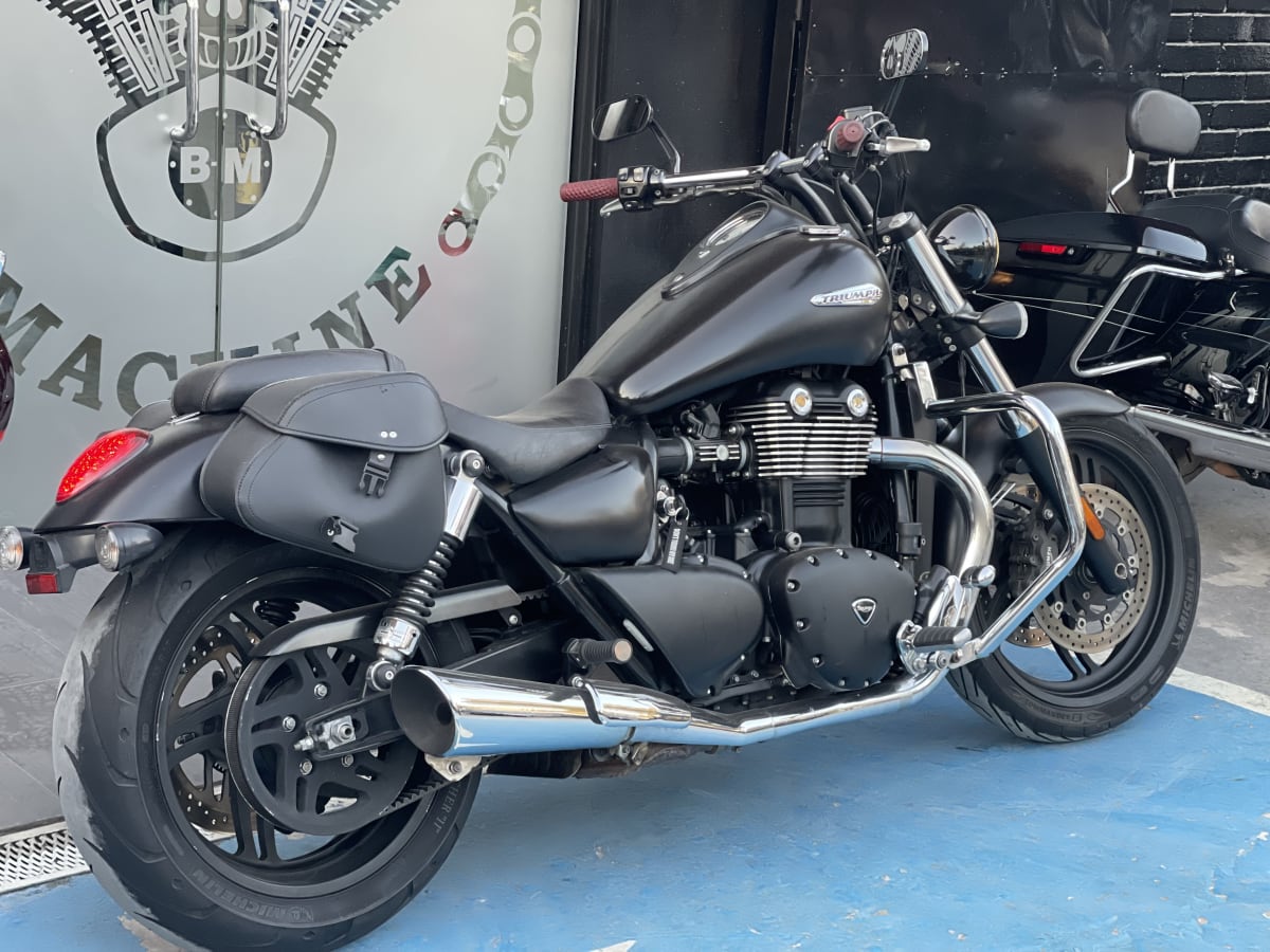 Triumph Thunderbird Strom 1700 (2013)2