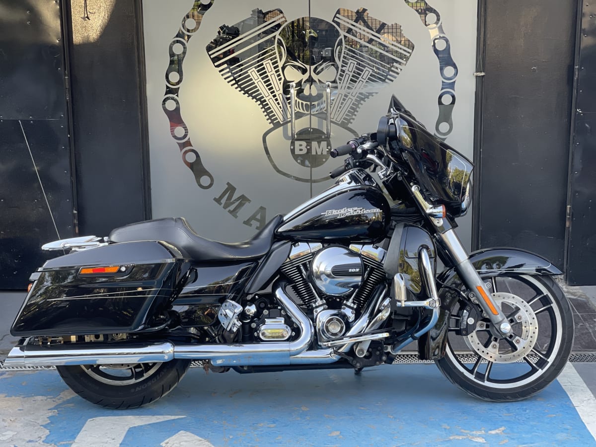 HARLEY DAVIDSON STREET GLIDE (2016)1