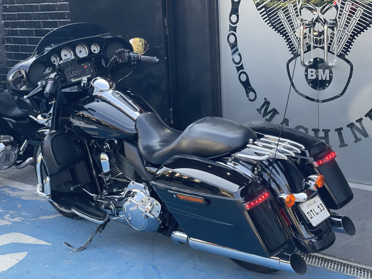 HARLEY DAVIDSON STREET GLIDE (2016)11