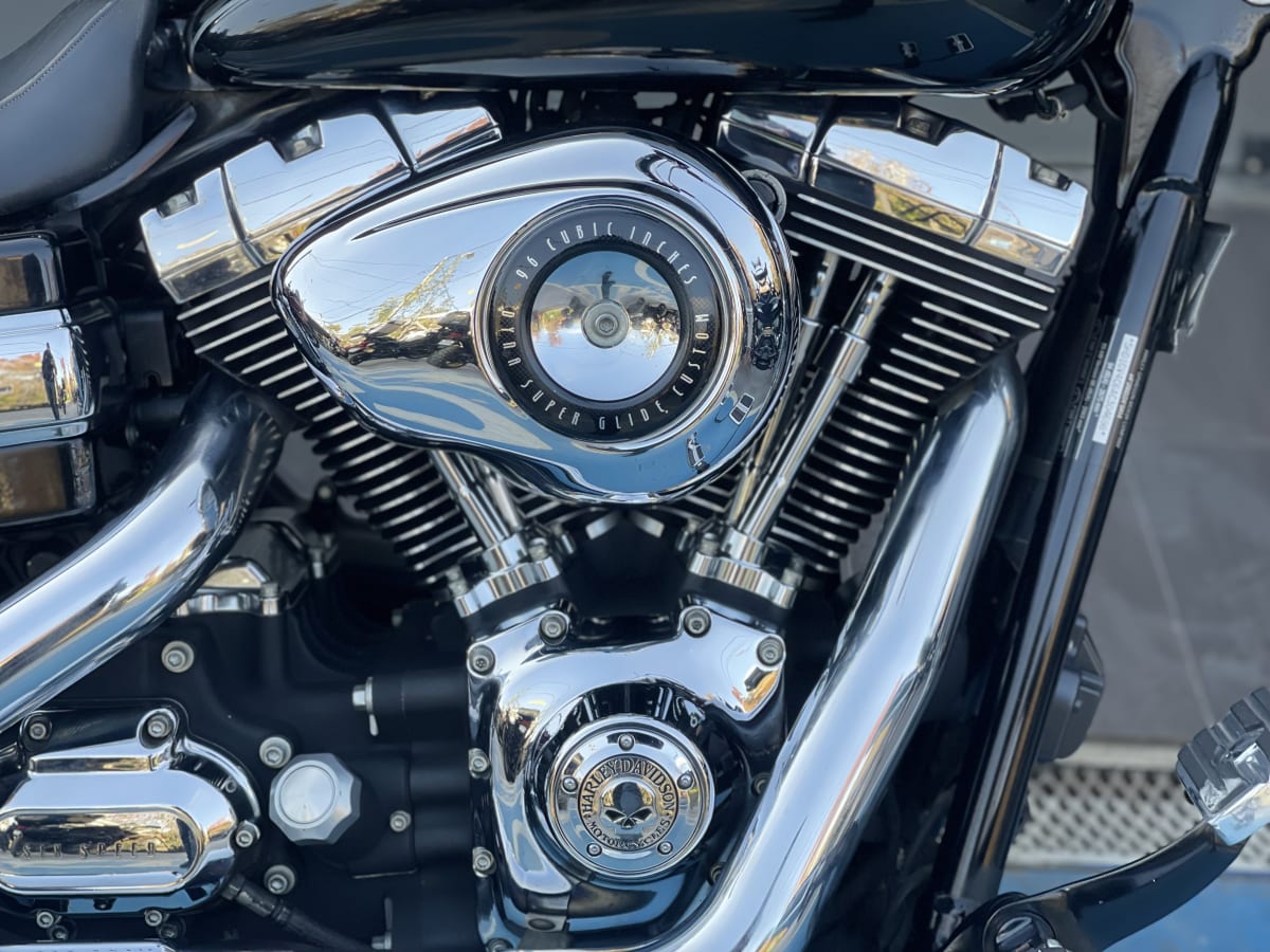 HARLEY DAVIDSON DYNA SUPER GLIDE 20106