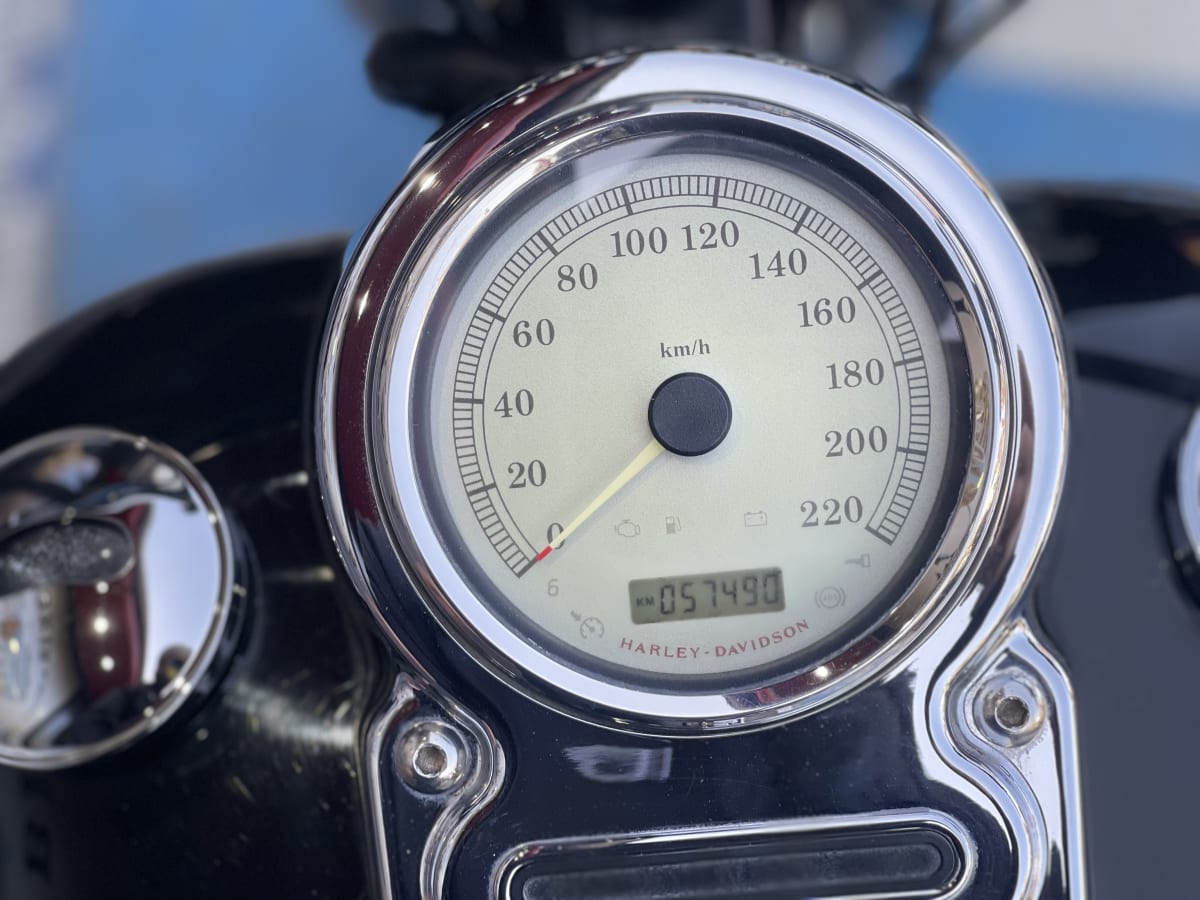 HARLEY DAVIDSON DYNA SUPER GLIDE 20109