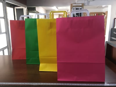 BOLSA DE PAPEL COLOR CON MANILLA (10/12 unidades) BOLSA DE PAPEL COLOR CON MANILLA (10/12 unidades)