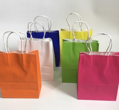BOLSA DE PAPEL COLOR CON MANILLA (12 unidades)