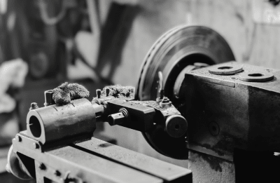 ¿Que es rectificar los discos de freno?