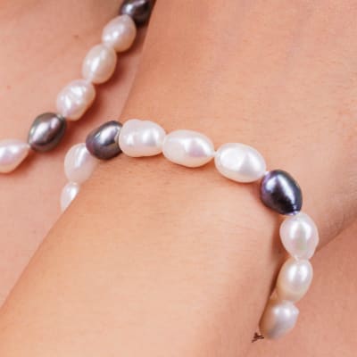 PULSERA PERLAS BLANCAS Y NEGRAS1