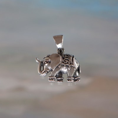 COLGANTE ELEFANTE TALLADO1