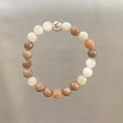 PULSERA PIEDRA LUNA 8 mm FACETADA Y FLOR DE LOTO1