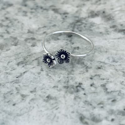 ANILLO CRUZADO CON FLORES  AJUSTABLE2