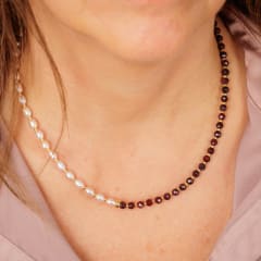 COLLAR PERLA Y GRANATE