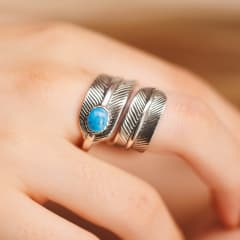 PLUMA DOBLADA CON TURQUESA