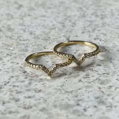 ANILLO EN PUNTA LLENO DE CIRCONES