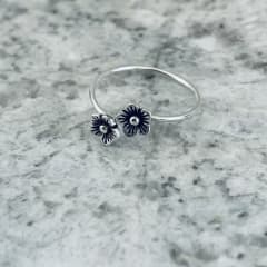 ANILLO CRUZADO CON FLORES  AJUSTABLE