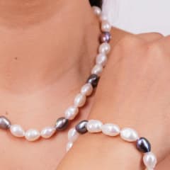 COLLAR PERLAS BLANCAS Y NEGRAS