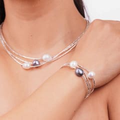 COLLAR TRIPLE MOSTACILLAS PLATA Y PERLAS