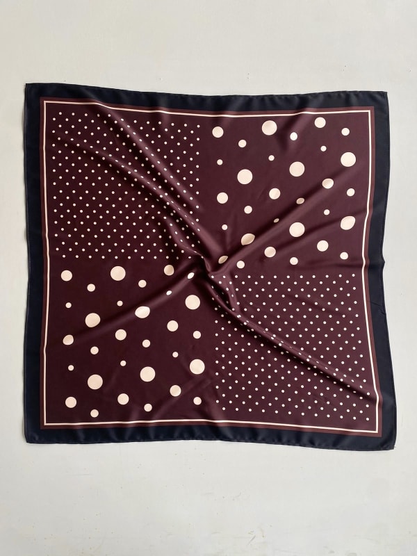 Pañuelo satinado lunares marron Pañuelo satinado lunares marron