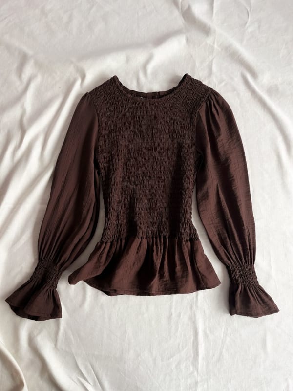 Blusa elasticada marrón
