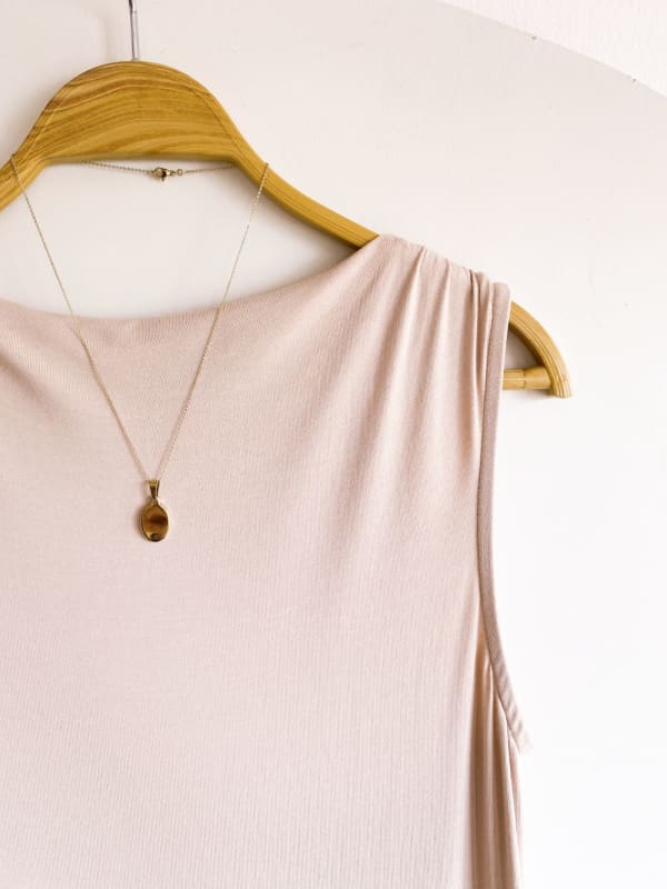 Vestido largo asimétrico nude