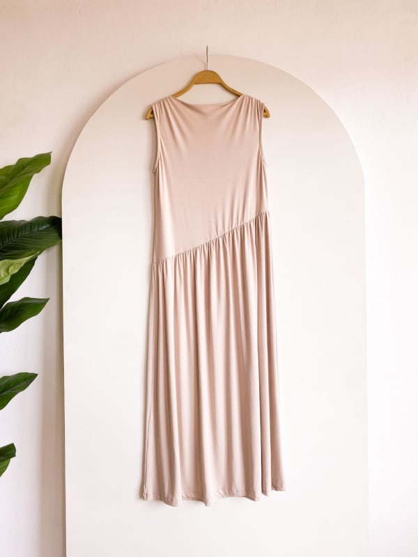 Vestido largo asimétrico nude